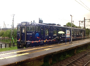 久根別で停車するながまれ号の写真