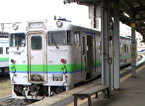 函館駅で出発を待つ車両の写真