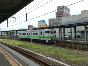 塗装なしの普通の列車の写真