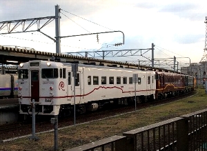 春夏秋冬編成の列車の写真