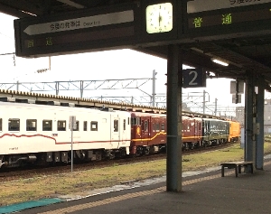 春夏秋冬編成の列車の写真