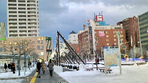 駅前通り歩道の写真