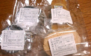 車内販売された焼き菓子の写真