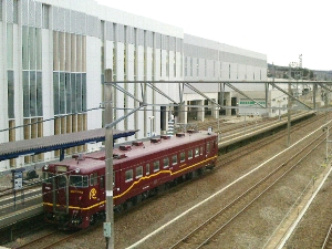 木古内に停車する濃赤車両の写真