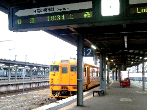 函館駅に停まっている黄色車両の写真