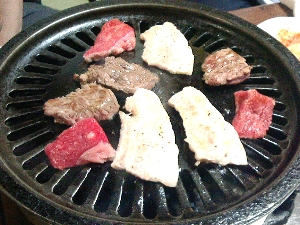 ホルモン焼肉丸亀のお肉の写真