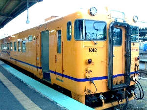 函館駅に停まっている黄色車両の写真