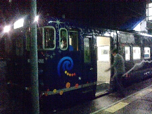 七重浜駅に到着した雨に濡れたながまれ号の写真