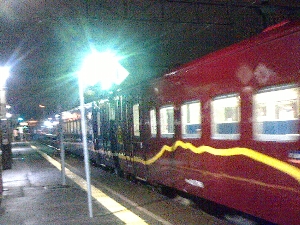 五稜郭駅から出発する車両の写真