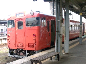 函館駅に停まる旧国鉄色車両の写真