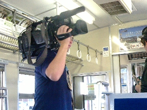 函館駅に停まる旧国鉄色車両の写真