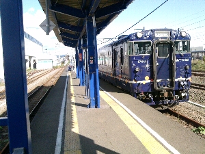 木古内駅に到着するながまれ号の写真