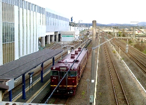 木古内駅に停まる濃赤車両の写真