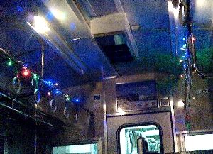 消灯した夜景列車の車内の写真