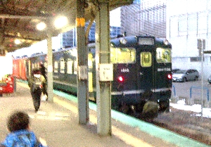 函館駅で発車待ちの夜景列車の写真