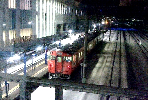 木古内駅に到着した夜景列車の写真