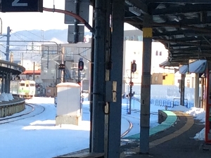 最終列車が函館駅に近付く写真