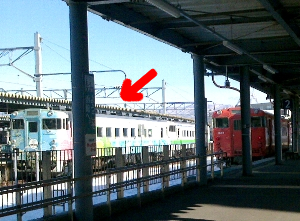 函館駅に停まる旧国鉄色車両の写真