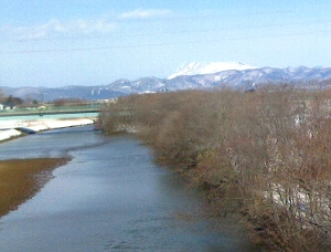 川と駒ヶ岳の写真