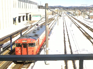 木古内駅に停まる旧国鉄色車両の写真