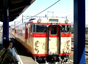 木古内に停まる旧国鉄急行色車両の写真