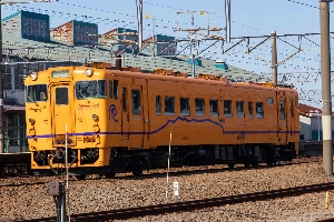 いただいた道南いさりび鉄道の写真、山吹色車両