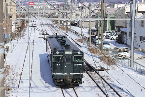 いただいた道南いさりび鉄道の写真、冬の深緑車両