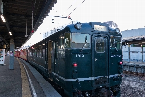 いただいた道南いさりび鉄道の写真、深緑車両を先頭にした４両編成