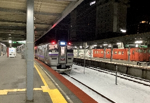 早朝の函館駅に停まる国鉄色