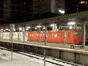 早朝の函館駅に停まる国鉄色