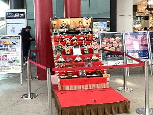 函館駅のおひなさまの写真