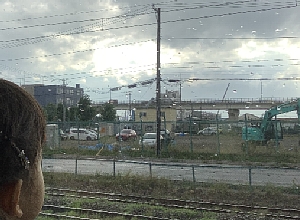 いさりび鉄道から窓の外を眺めている写真