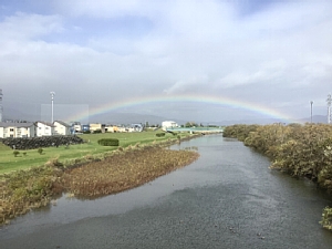 いさりび鉄道から見た虹の写真