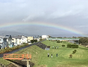 いさりび鉄道から見た虹の写真