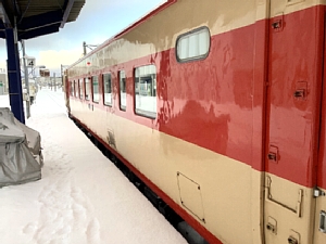 木古内駅に停車する旧国鉄急行色車両の写真