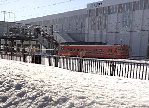 木古内駅に停まる道南いさりび鉄道の旧国鉄色車両の写真