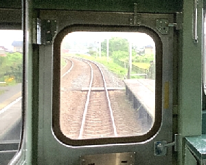 いさりび鉄道の後方の窓から見た写真