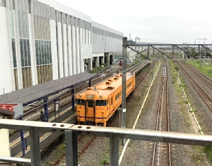 木古内駅に停まる山吹車両の写真