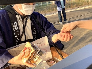 ながまれ海峡号の上磯駅立ち売りの写真