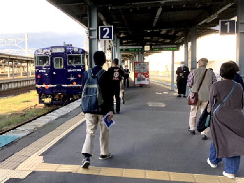 ながまれ海峡号ツアー　函館駅に停まるながまれ海峡号の写真