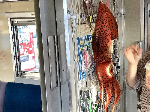 ながまれ海峡号ツアー　車両内の装飾の写真