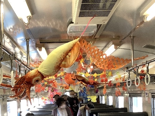 ながまれ海峡号ツアー　車両内の装飾の写真