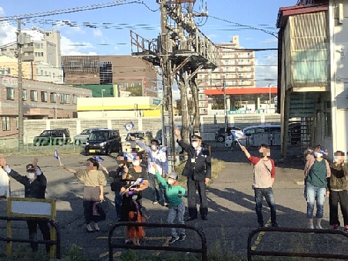 ながまれ海峡号ツアー　函館駅近くでながまれ海峡号を見送る人々の写真