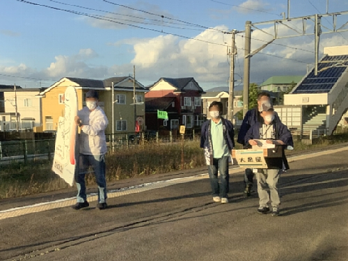 ながまれ海峡号ツアー　上磯駅で立ち売りをする上磯駅前商店会の方々の写真