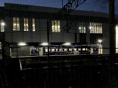 ながまれ海峡号ツアー　木古内駅に停車する車両の写真