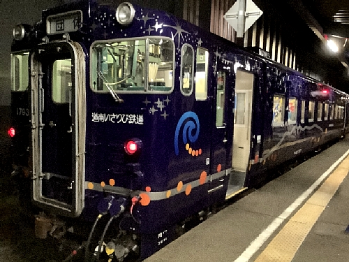 ながまれ海峡号ツアー　木古内駅に停車するながまれ海峡号の写真