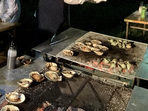 ながまれ海峡号ツアー　焼かれているホタテとツブとホッキの写真