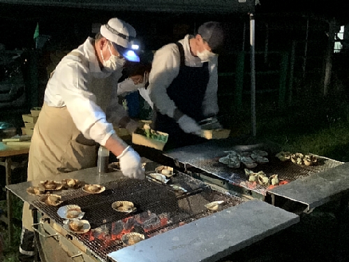 ながまれ海峡号ツアー　焼きたてを箱詰めしてくれるおじさんたちの写真