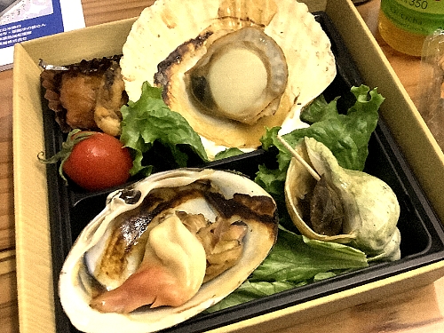 ながまれ海峡号ツアー　蓋を開けたバーベキュー弁当「いさりび焼き」の写真