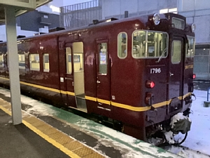 道南いさりび鉄道の濃赤車両の写真